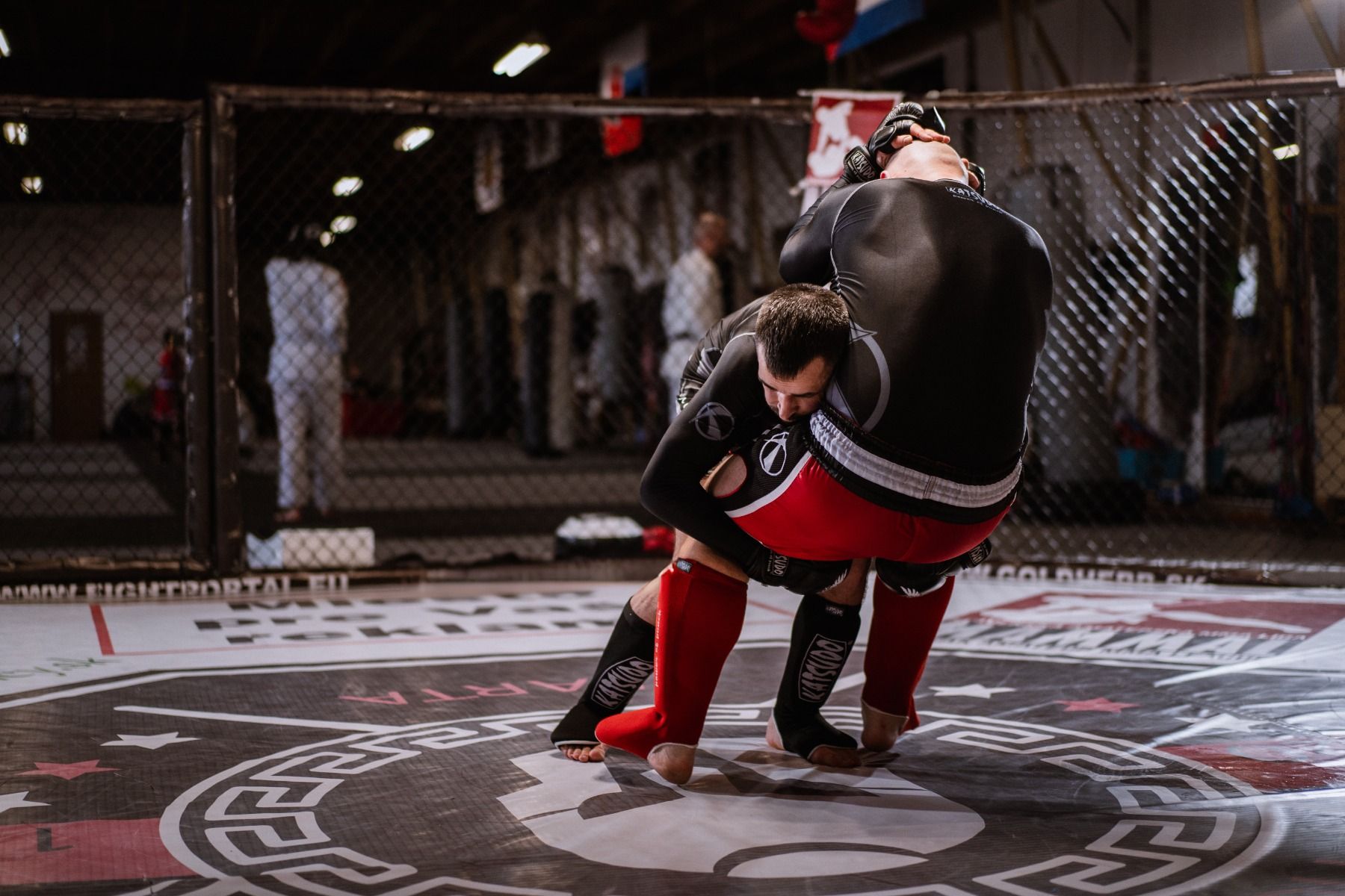 Katsudo parastinchi e protezioni collo del piede Strike, rosso