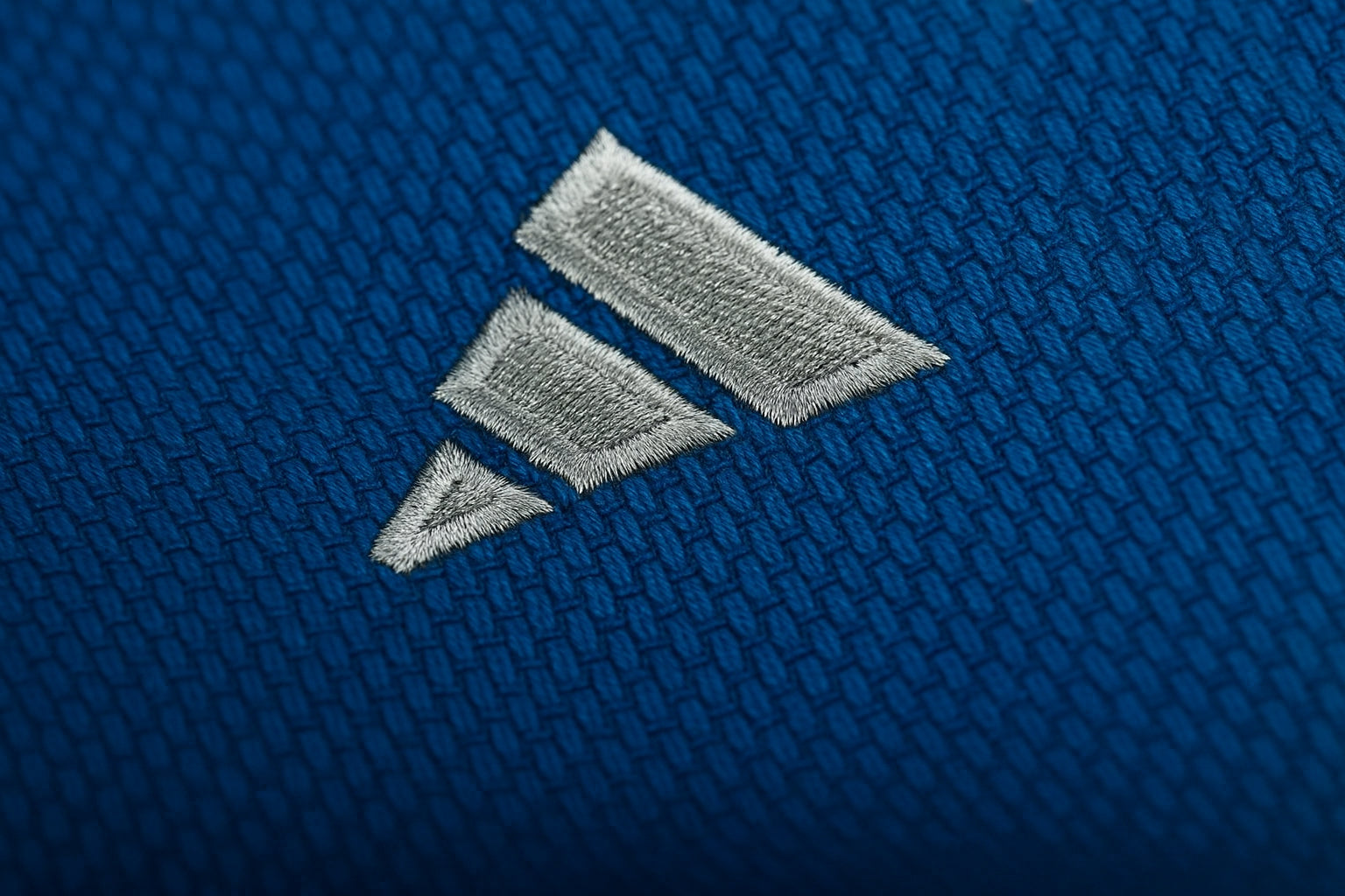 Adidas JU Kimono Champion III IJF Regular Fit 750 g mit Logo, blau