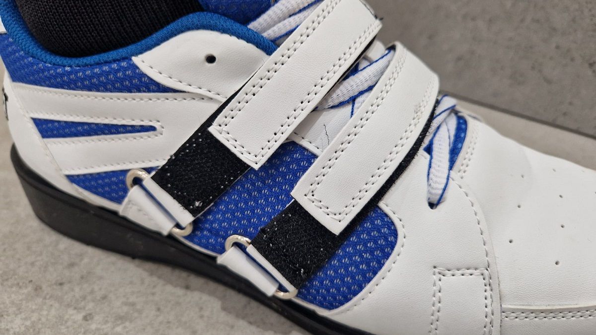 Scarpe da sollevamento pesi La Sport, bianche e blu.