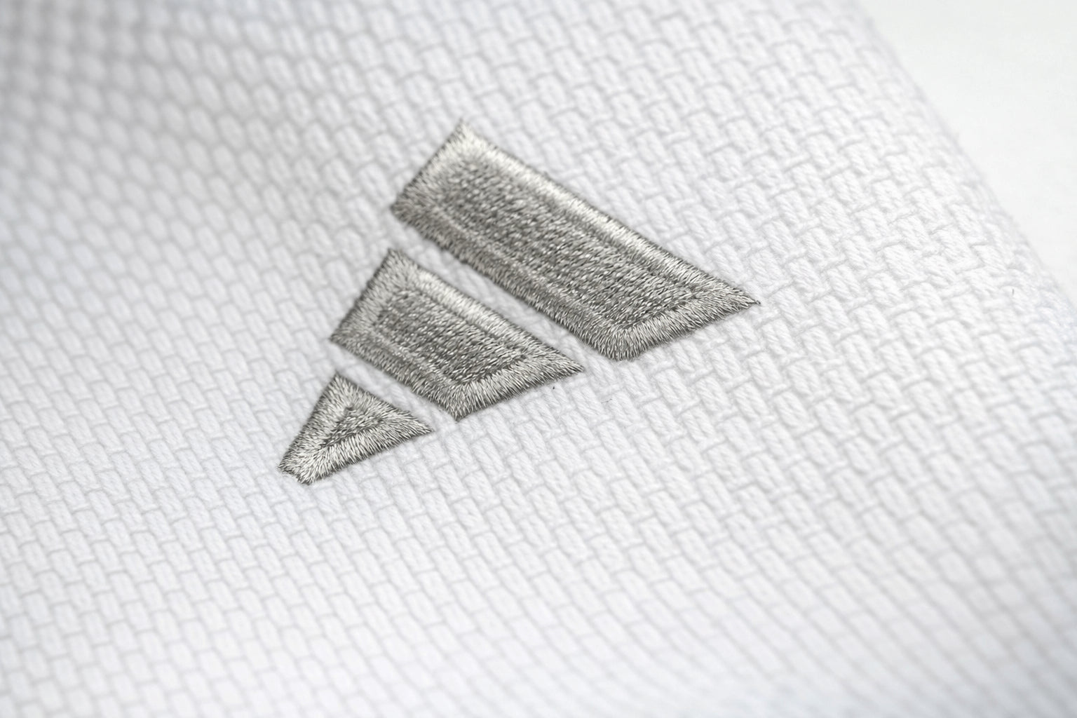 Adidas JU kimono Champion III IJF Regular fit 750g con logo, bianco